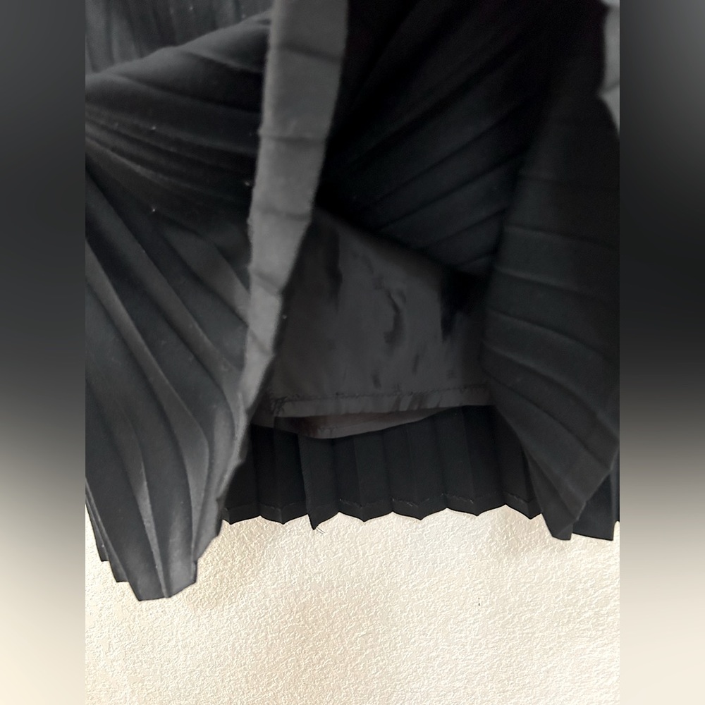Midi Pleated black skirt | size 6 - Picture 4 of 6